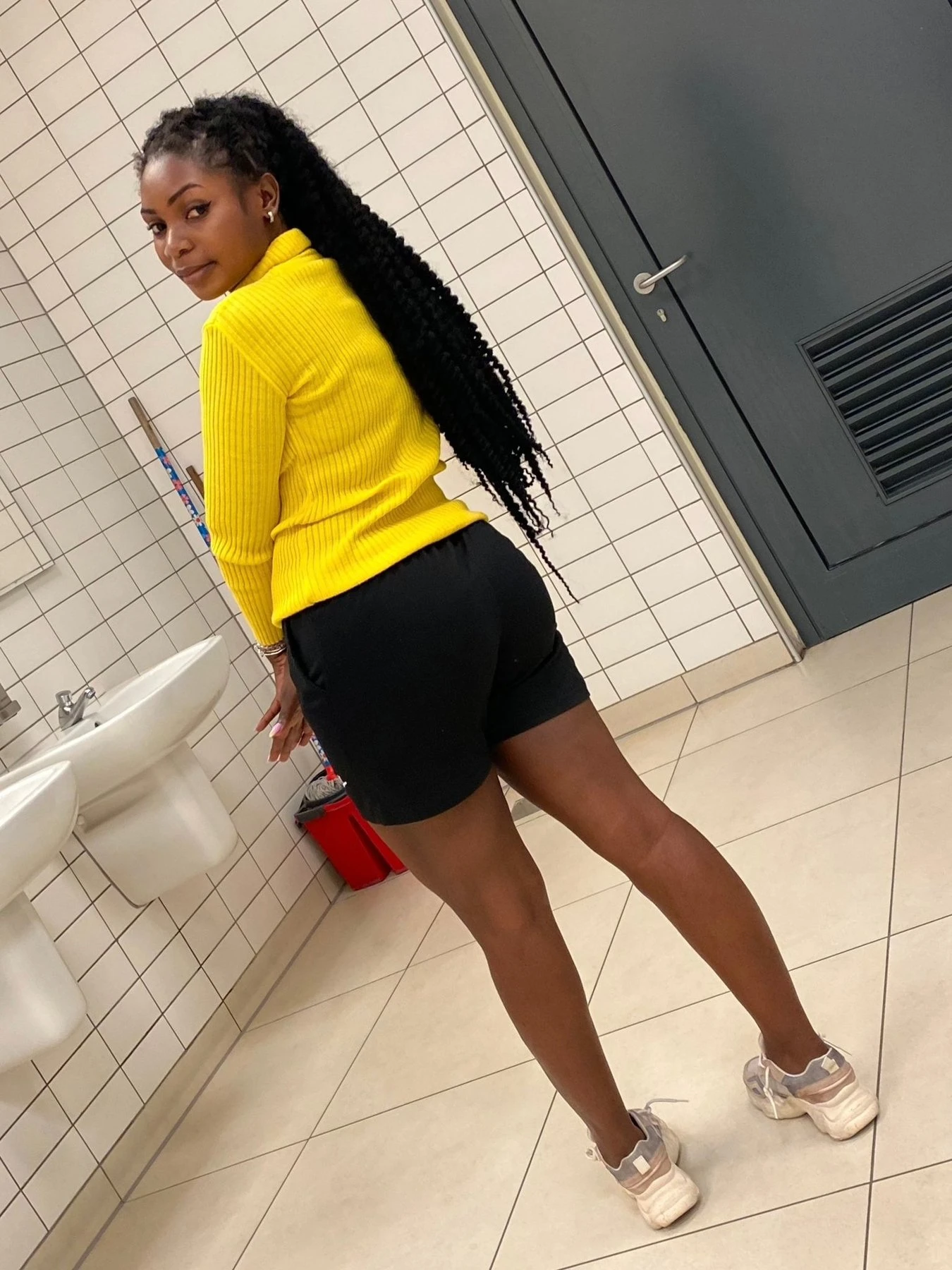 Sophia – Ugandan escort in Dar es Salaam — 2 / 3