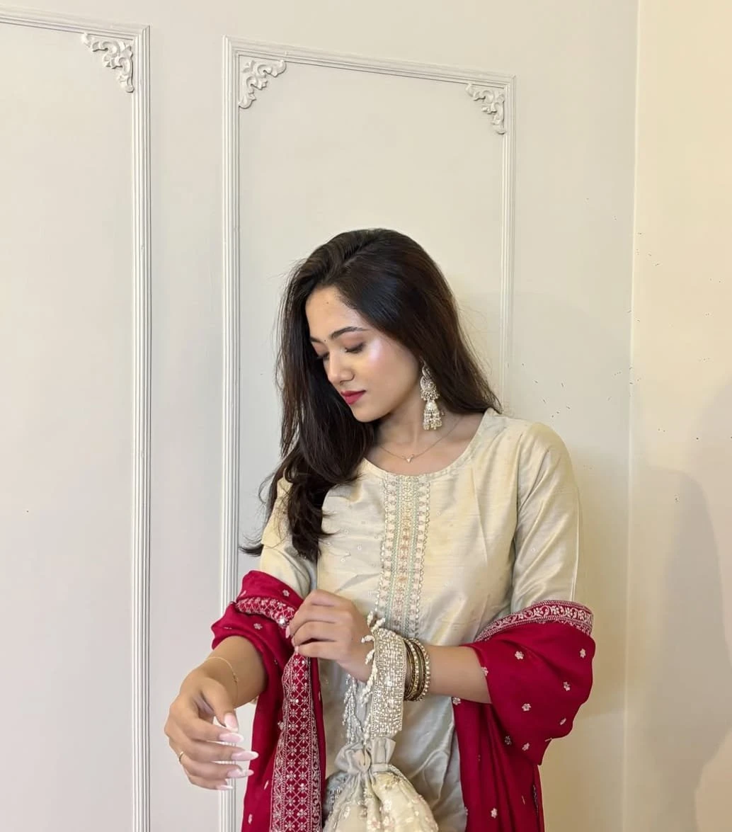 Sushma Indipendent Cam Show and Realmeet – Indian escort in Kolkata — 4 / 5