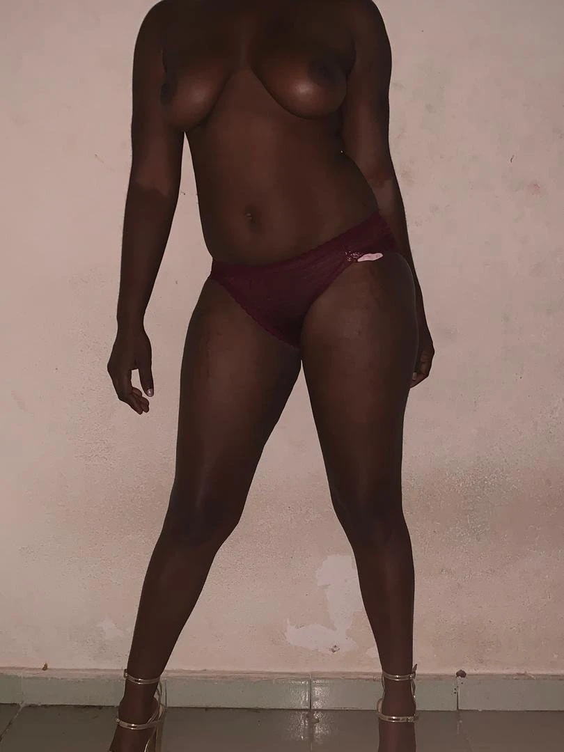 Olive – Ivorian escort in Abidjan — 2 / 4