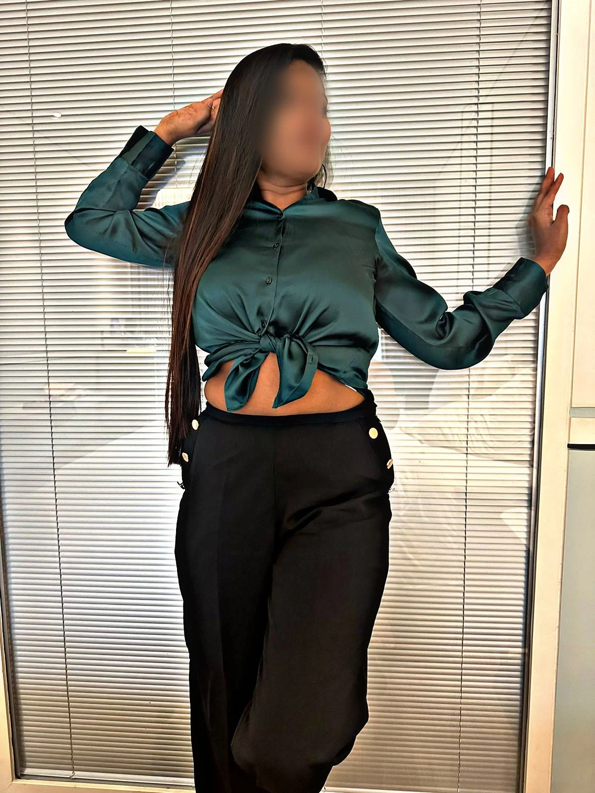 Queen Zoya Real Meet & Camshow – Indian escort in Mumbai — 6 / 10