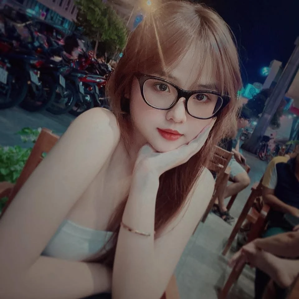 Elly – Filipino escort in Ho Chi Minh City — 15 / 20