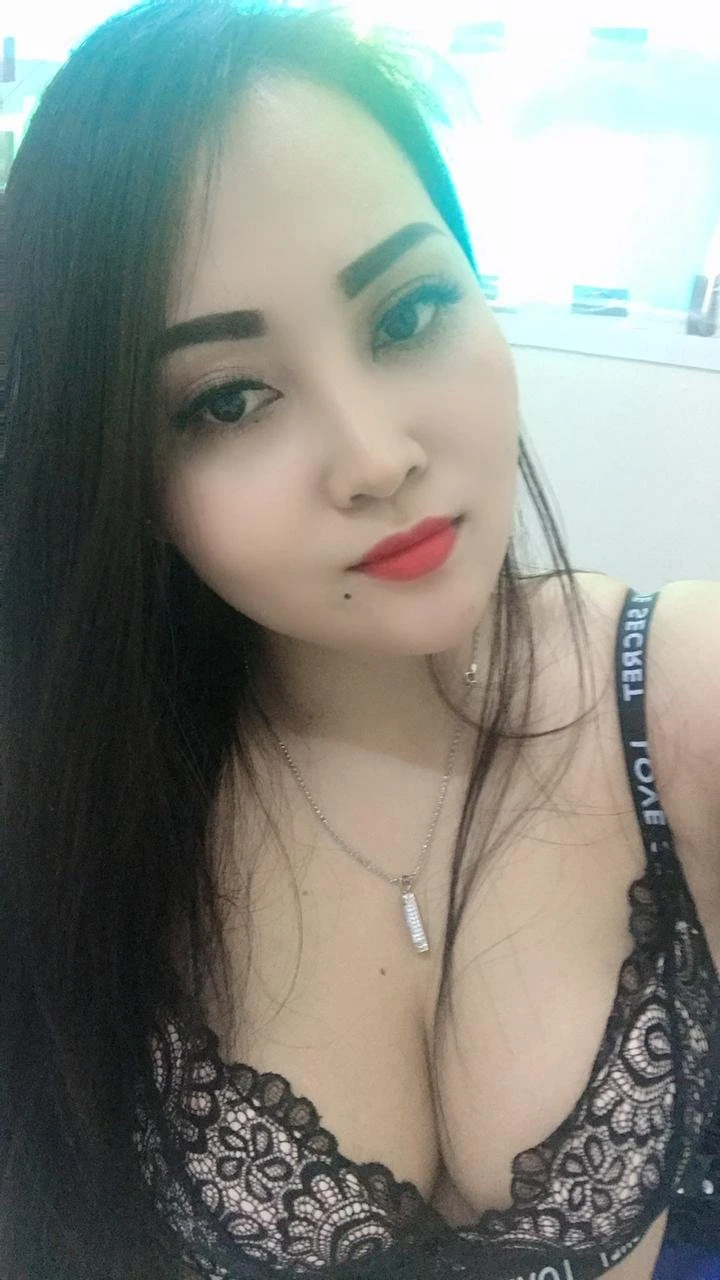 A My – Vietnamese masseuse in Maldives — 1 / 7