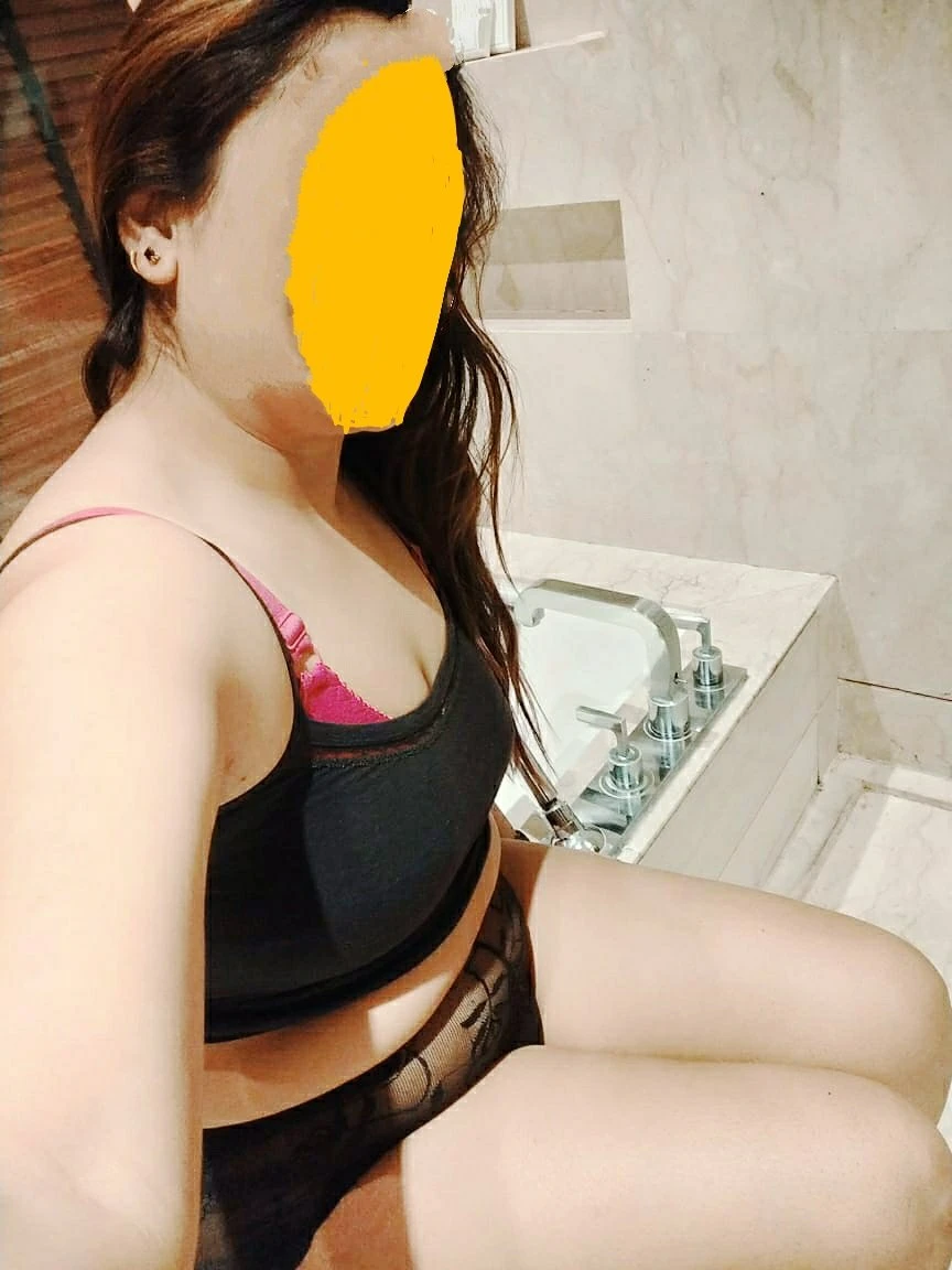 Khushi (Independent Punjaban Housewife) – Indian escort in New Delhi — 8 / 17