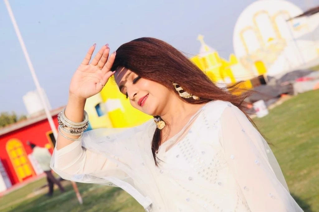 Call Now Ananya Cam Show and Real Meet A – Indian escort in Mumbai — 1 / 3