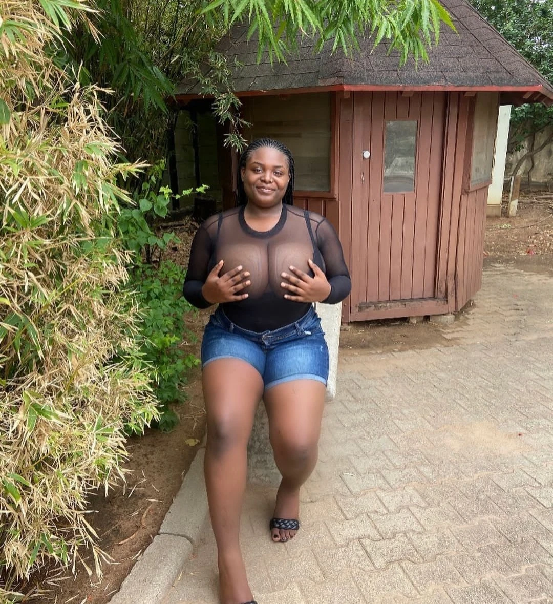 Zora – Cameroonian escort in Mumbai — 2 / 3