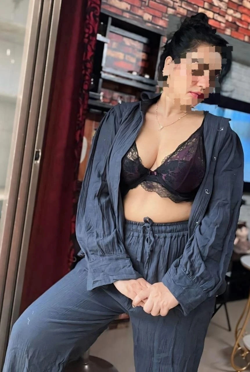 Khushi – Indian escort in Mumbai — 1 / 3