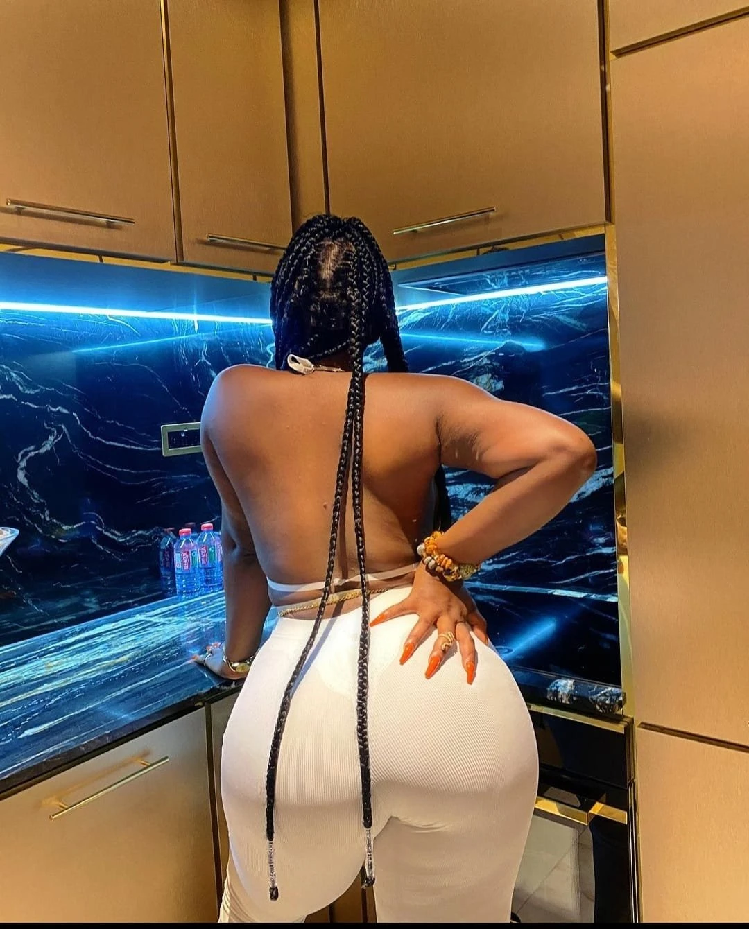Angel – South African escort in Kolkata — 4 / 5
