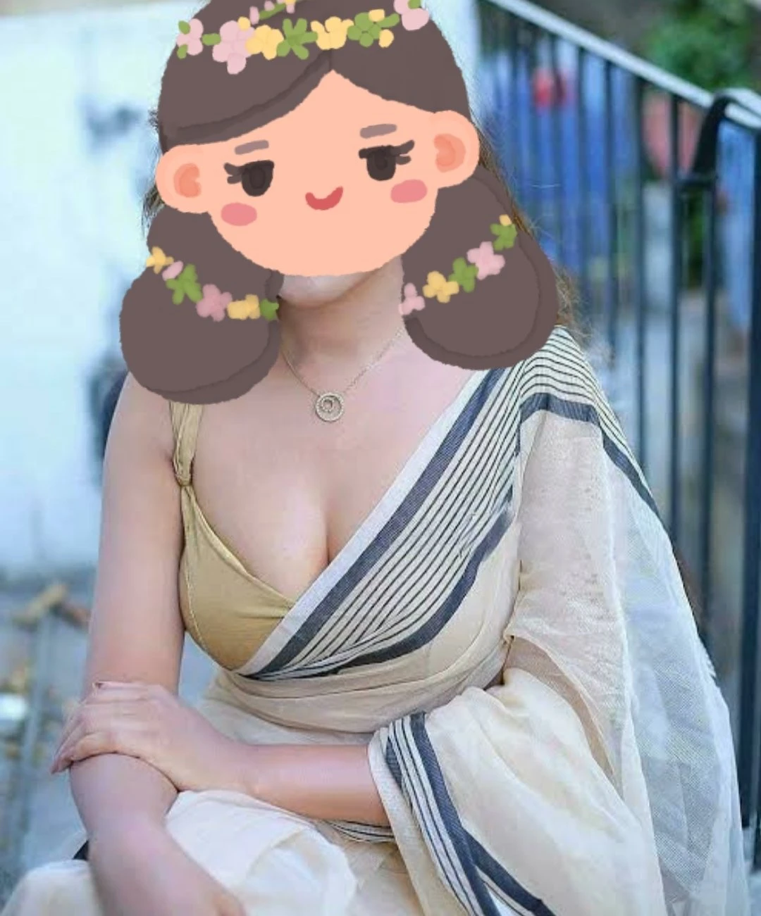 Veronica (Live Cam Show) – Indian masseuse in New Delhi — 1 / 6