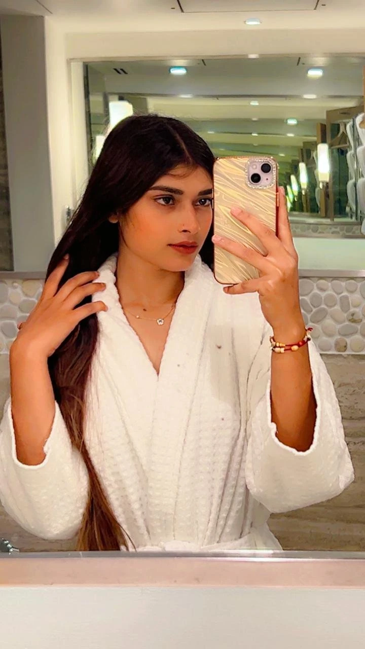 Ameesha Kapoor Cash On Hyderabad – Indian escort in Hyderabad — 1 / 5