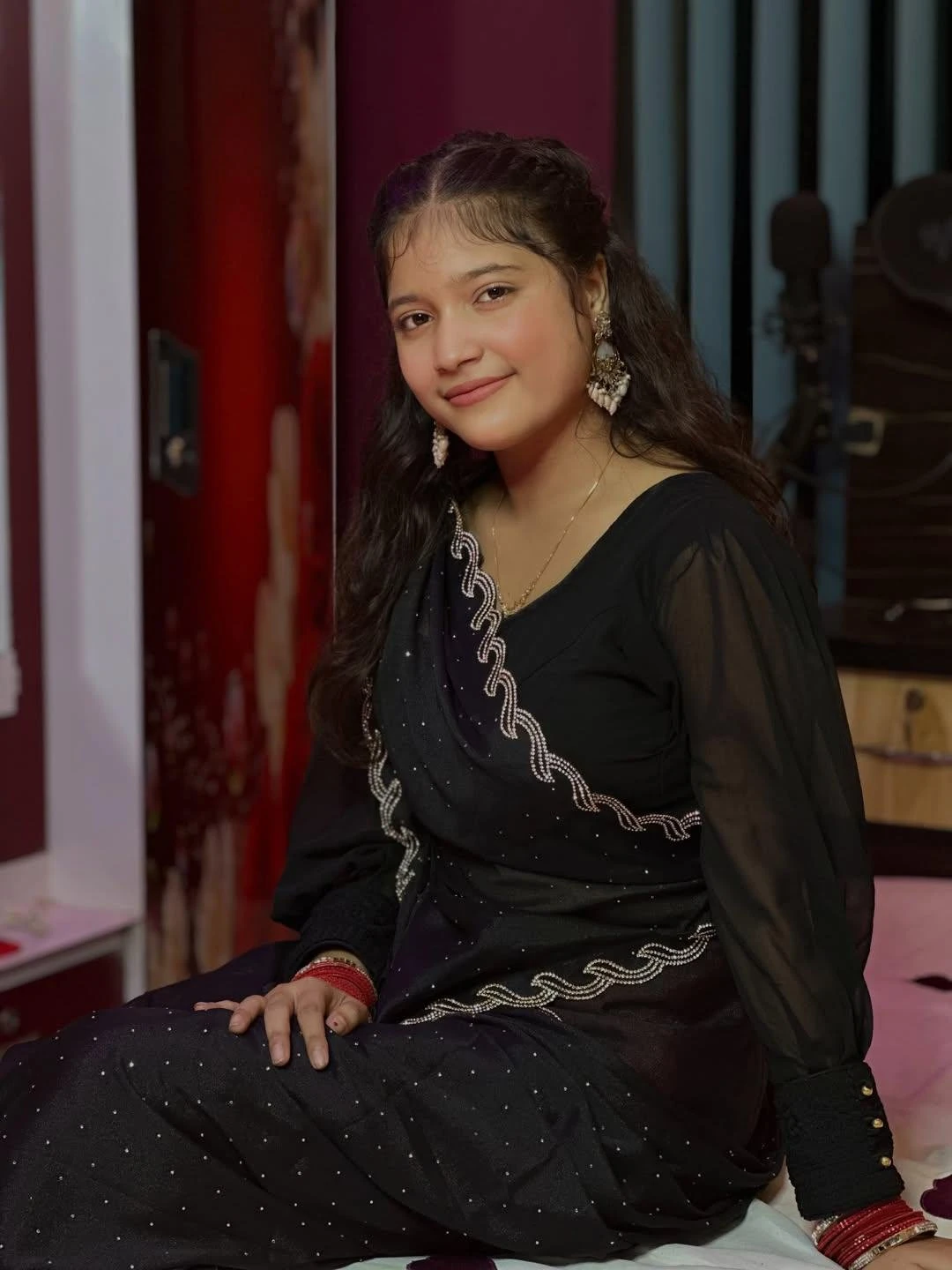 Neha Sharma – Indian escort in Mumbai — 2 / 4