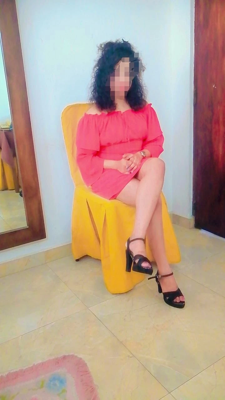 Shehani Curly Hair Uni Girl – Sri Lankan escort in Colombo — 2 / 3