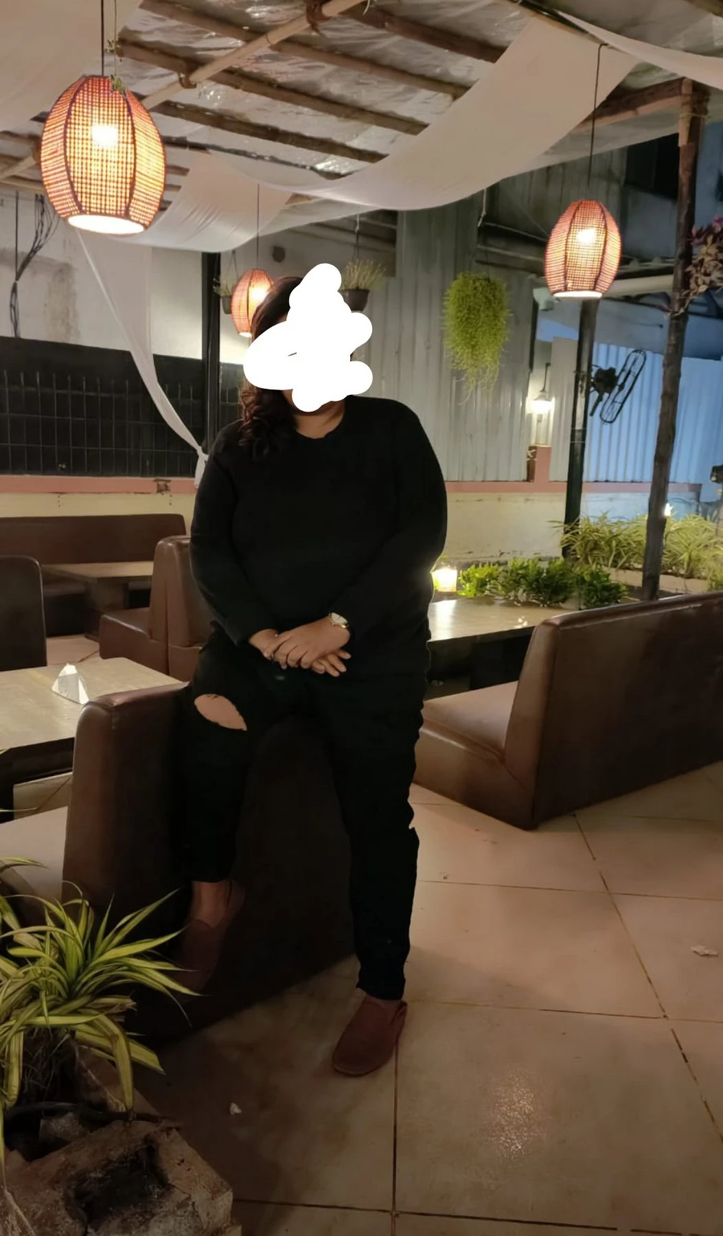 Wandering Bee – Indian escort in Mumbai — 3 / 4