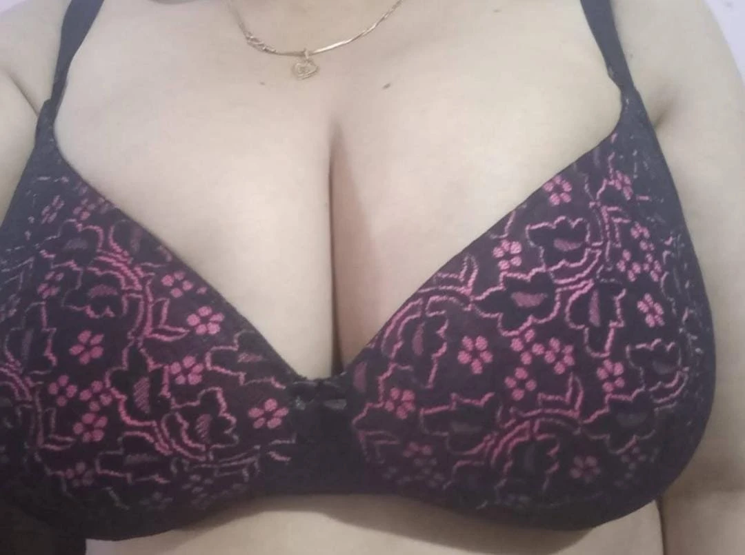 Sonam bhabhi - biggest boobs in MR – Indian escort in Mumbai — 9 / 18