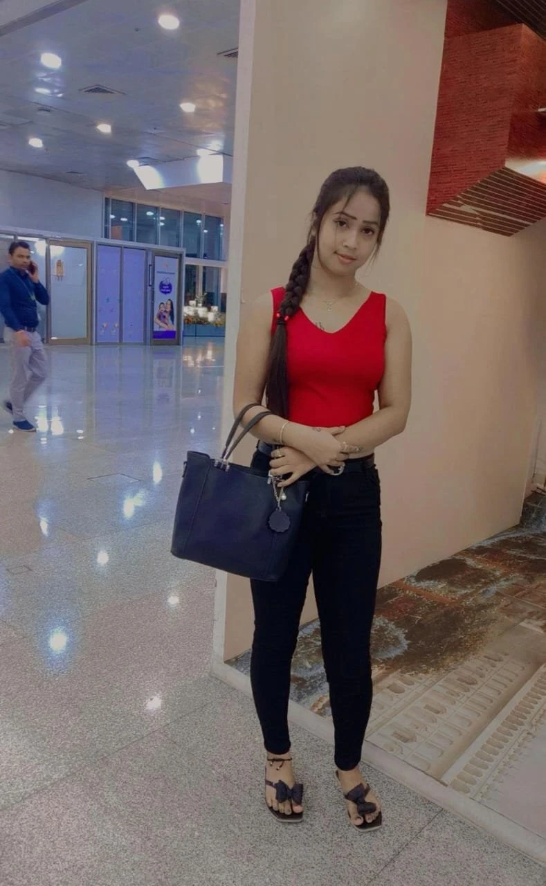 Diksha Singh – Indian escort in Mumbai — 1 / 4