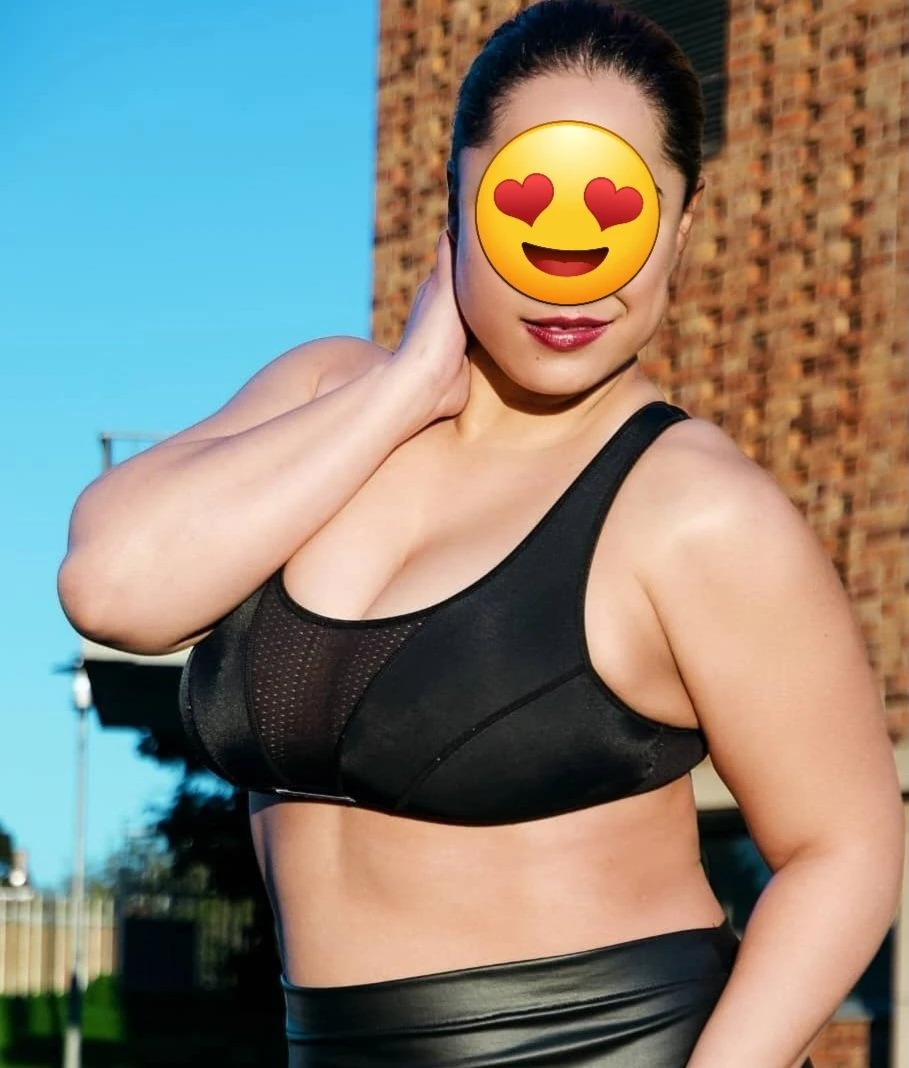 Sherlin Khan Busty Model – Indian adult performer in Pune — 4 / 11