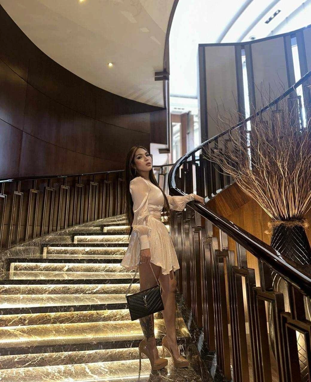 For “CamShow’’only Sweet Laviña – Singaporean escort in Mumbai — 11 / 21