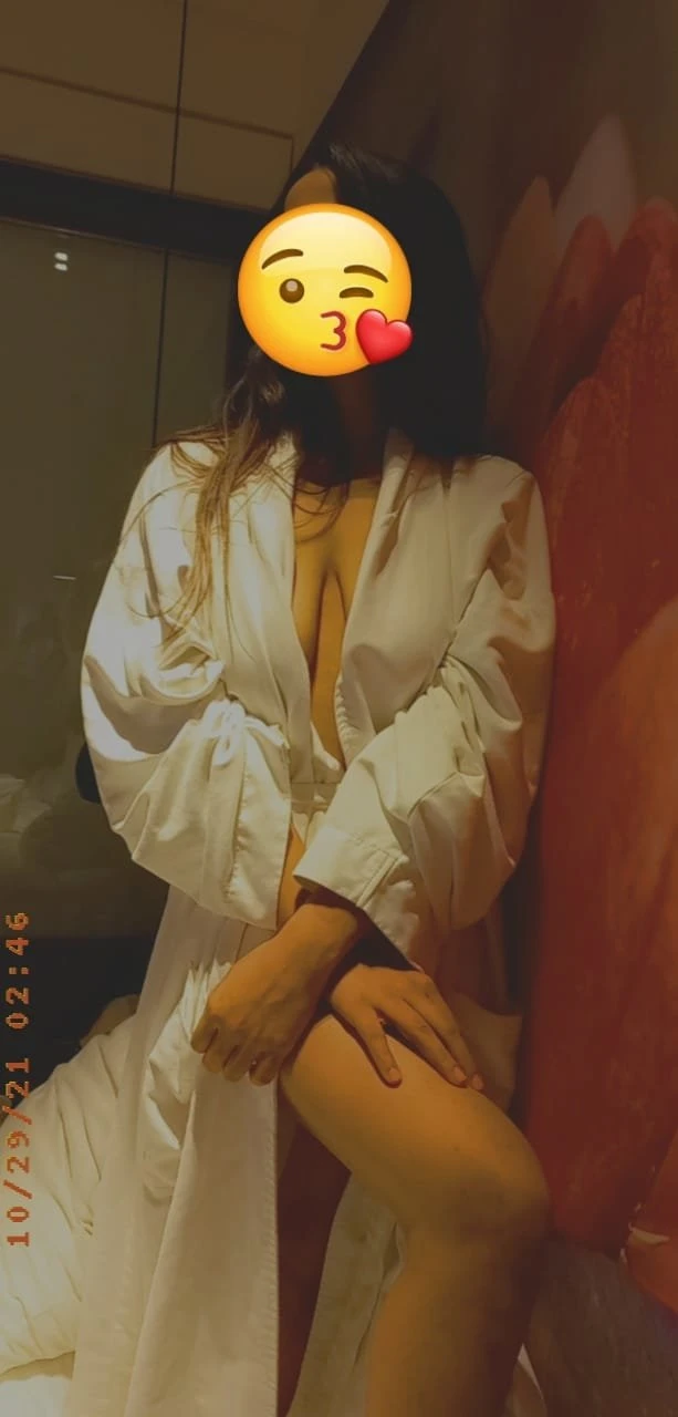 Uzma Shaikh – Indian escort in Mumbai — 1 / 5