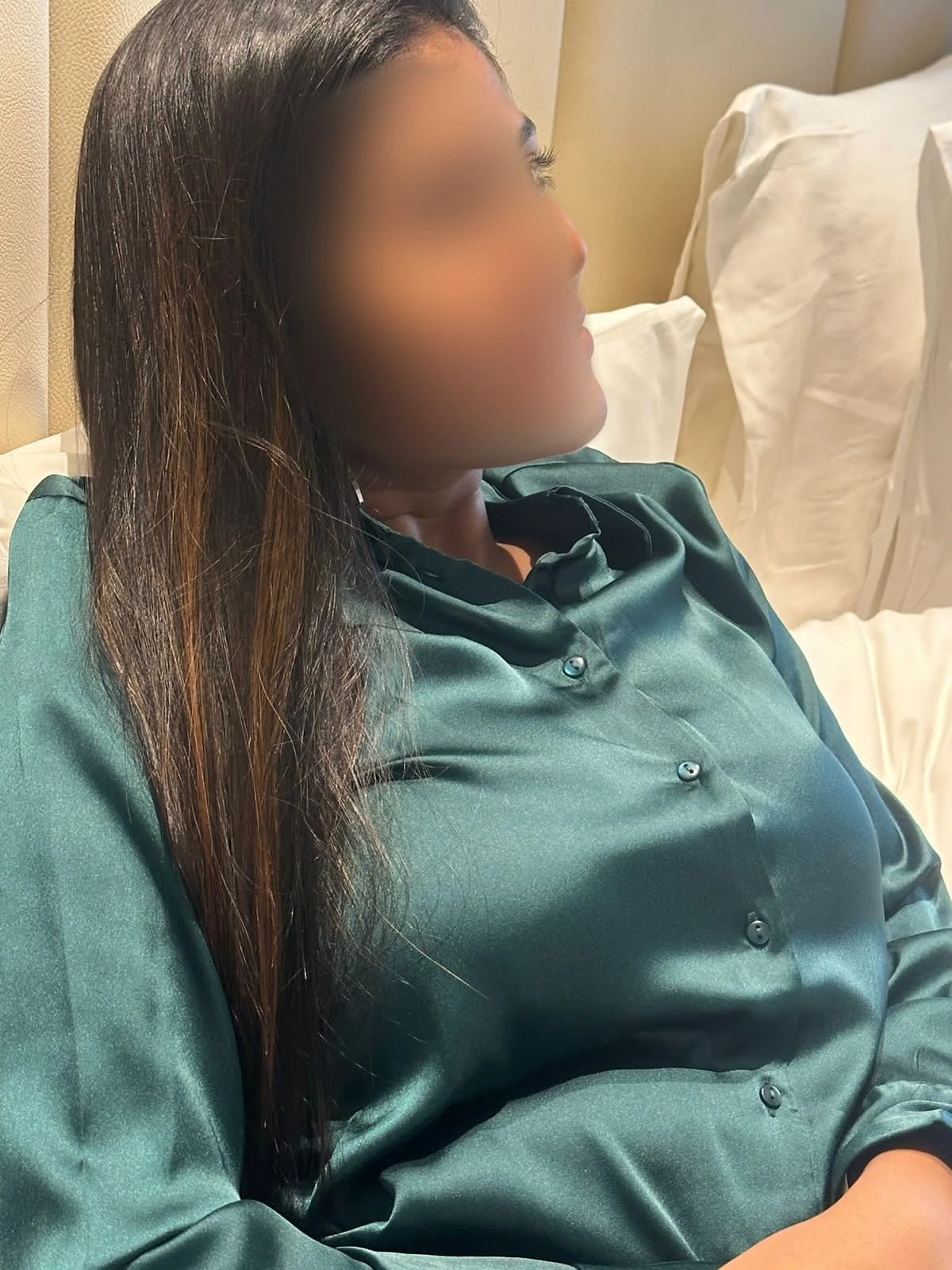 Queen Zoya Real Meet & Camshow – Indian escort in Mumbai — 1 / 10