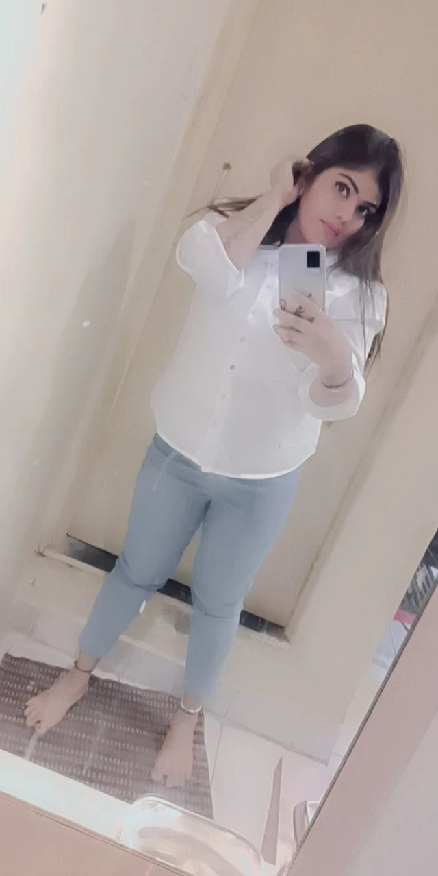 JUHi PARMAR – Indian escort agency in Mumbai — 1 / 5
