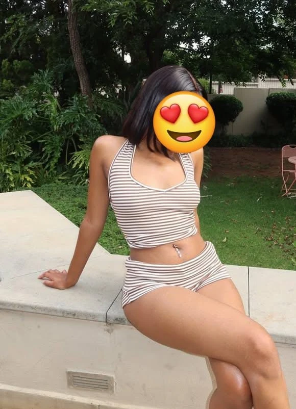 Juicy Emma cumshow luscious booty – South African escort in Hyderabad — 5 / 8