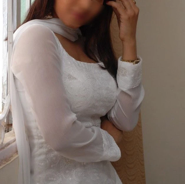 Escorts Near Red Fox Aerocity Delhi – Indian escort in New Delhi — 1 / 2
