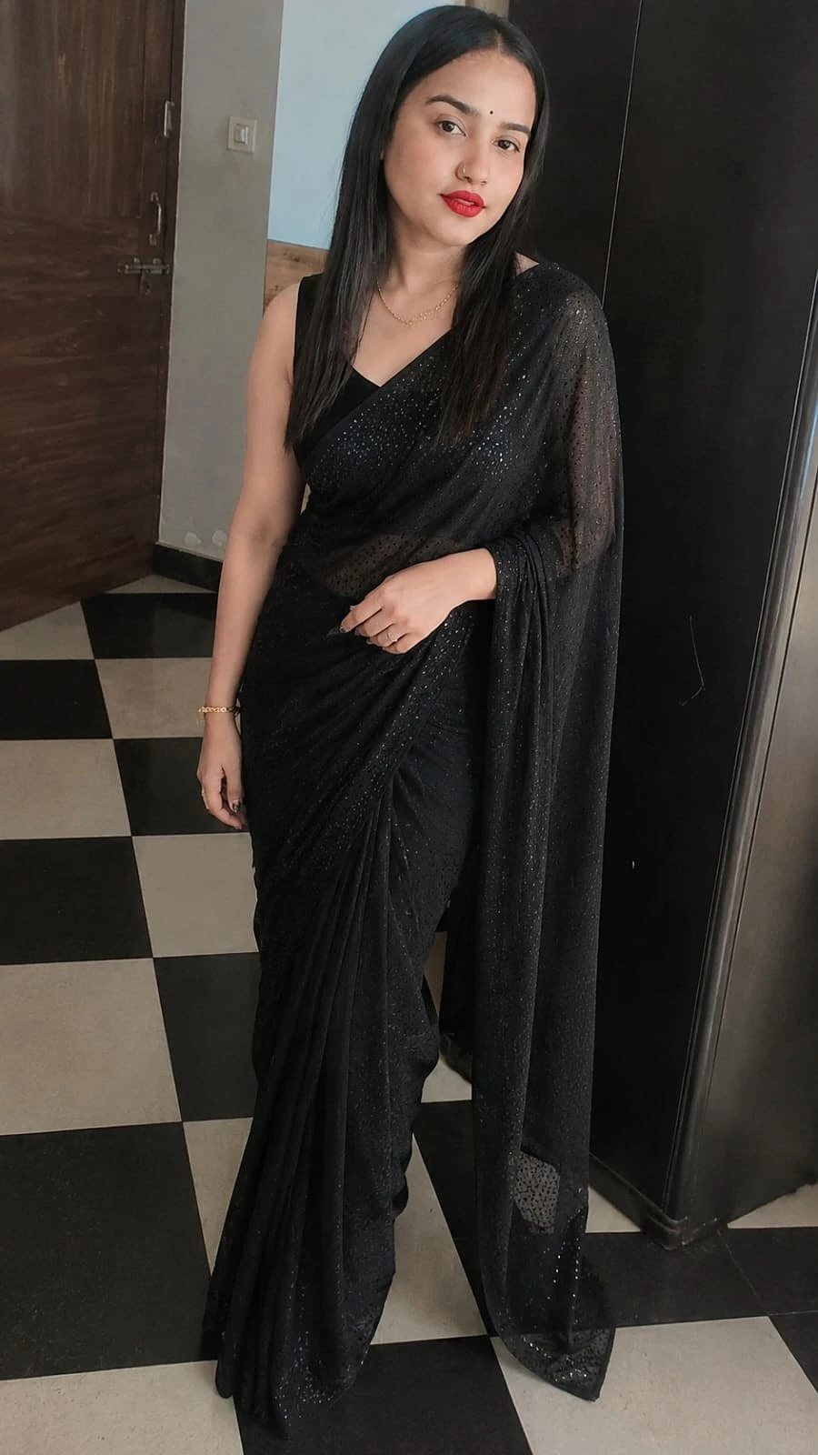 Nisha Cam Show and Real Meet – Indian escort in Hyderabad — 1 / 2