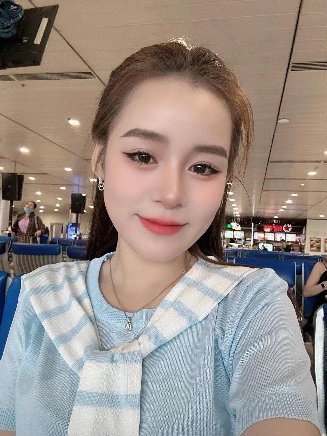 Suri – Vietnamese escort agency in Ho Chi Minh City — 18 / 24