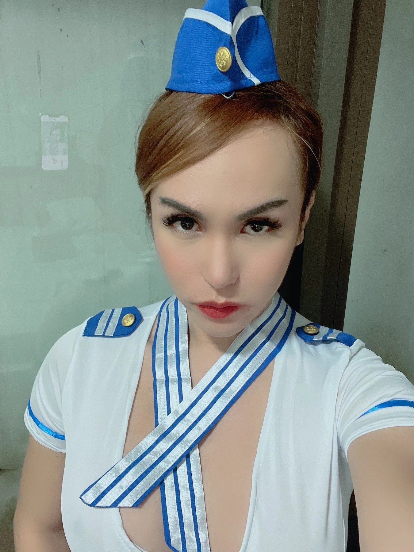 Flight 111 – Filipino escort in Hanoi — 2 / 7