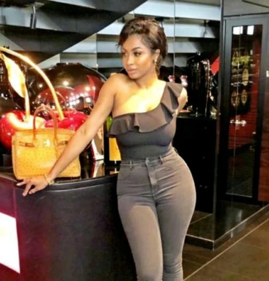 Barbie – Ivorian escort in Abidjan — 2 / 3