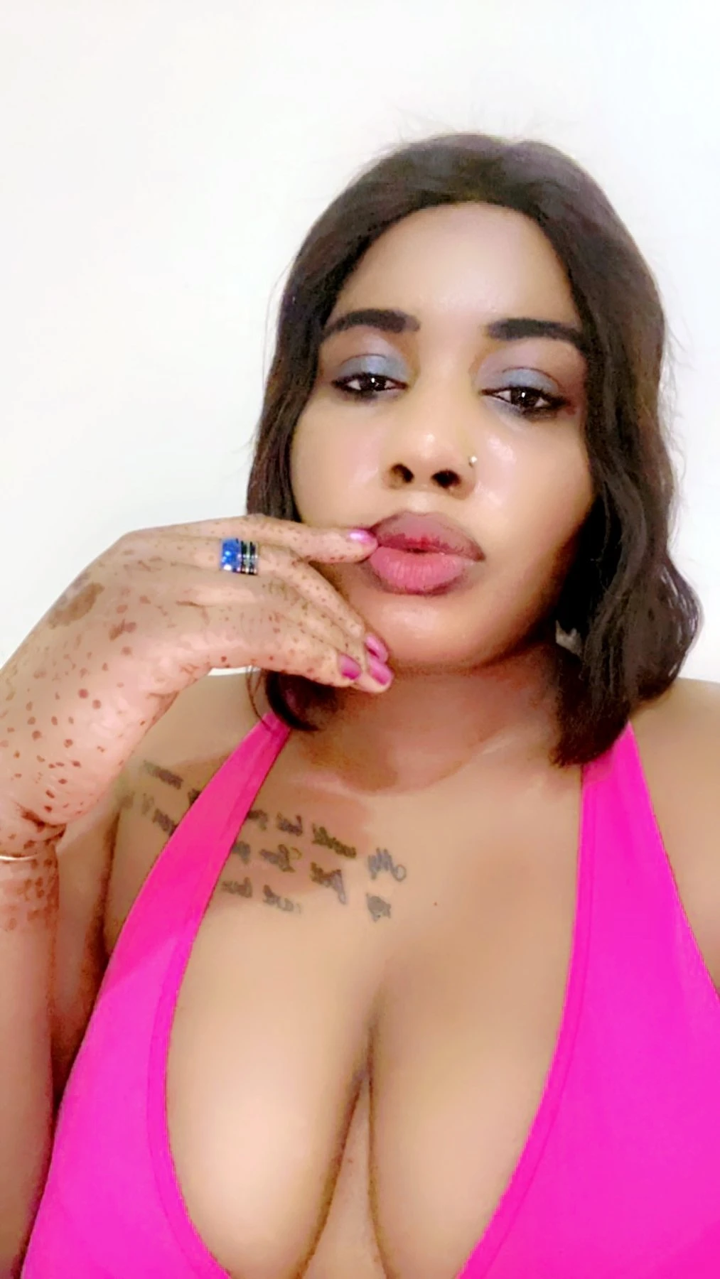 Tempted Bosoms – Ghanaian escort in New Delhi — 3 / 4
