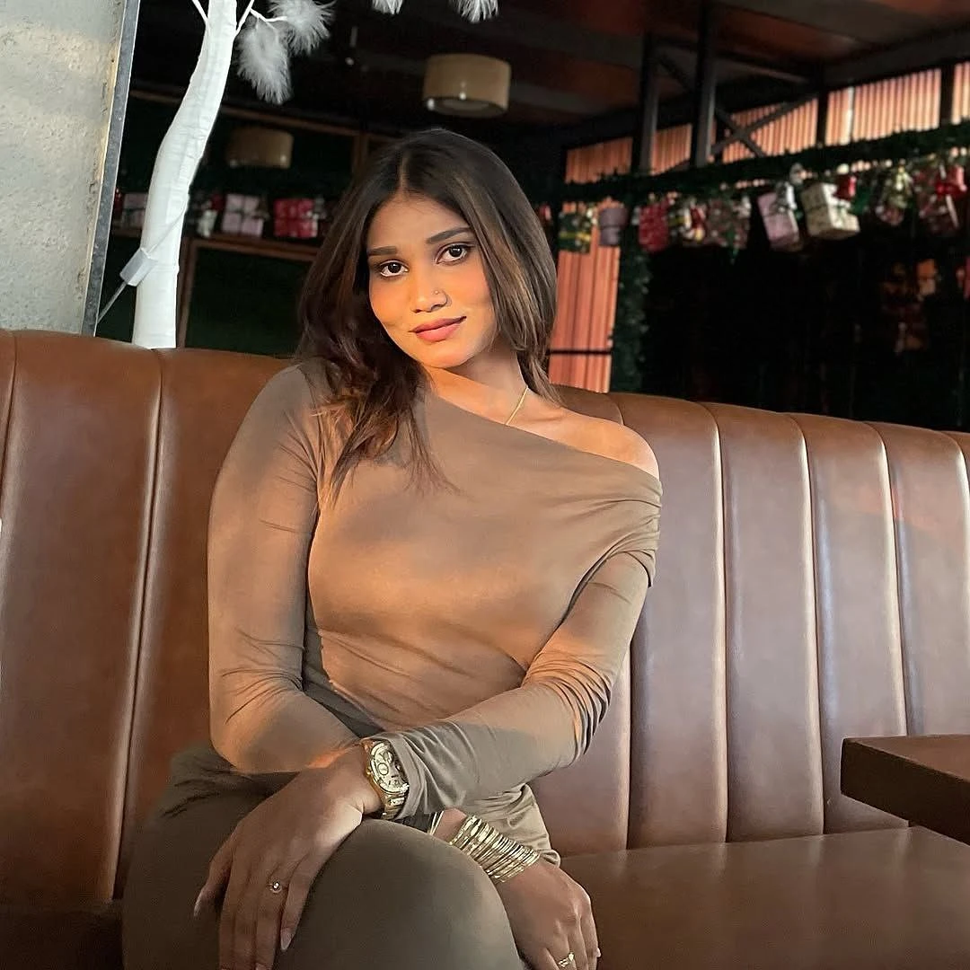Saloni – Indian escort in Lucknow — 2 / 5
