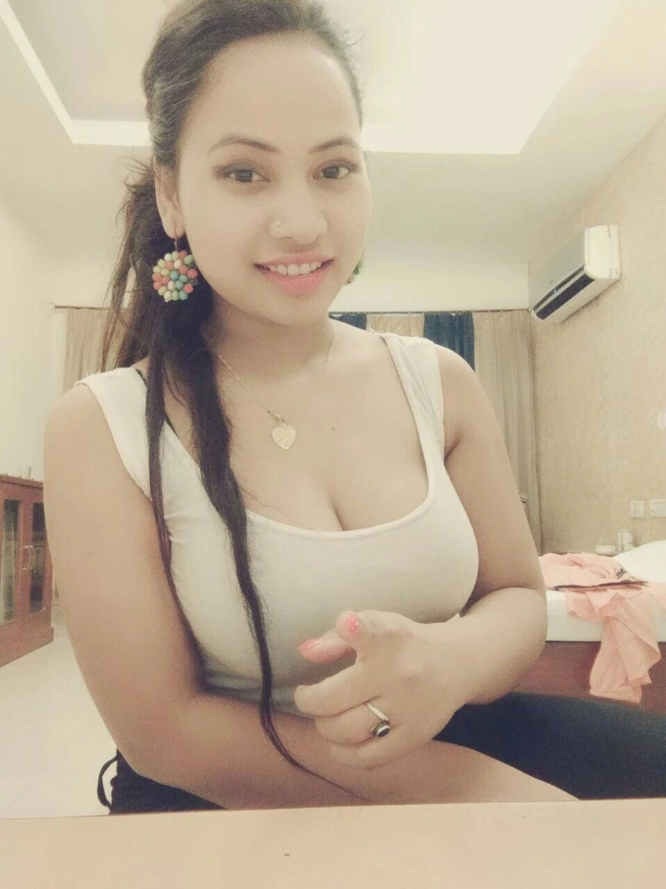 Tina Sharma – Indian escort in Mumbai — 1 / 5