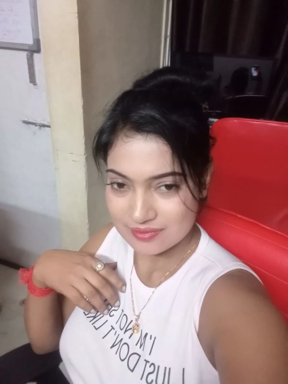 Pooja Malhotra – Indian escort in Mumbai — 1 / 2