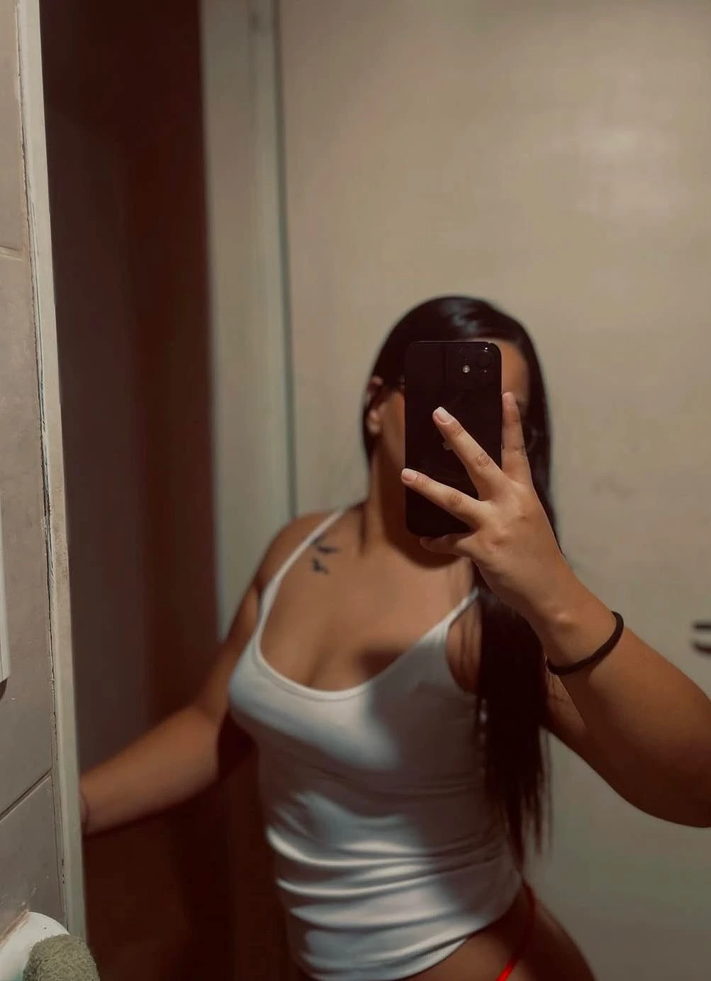 Nidhi – Indian escort in Mumbai — 4 / 5