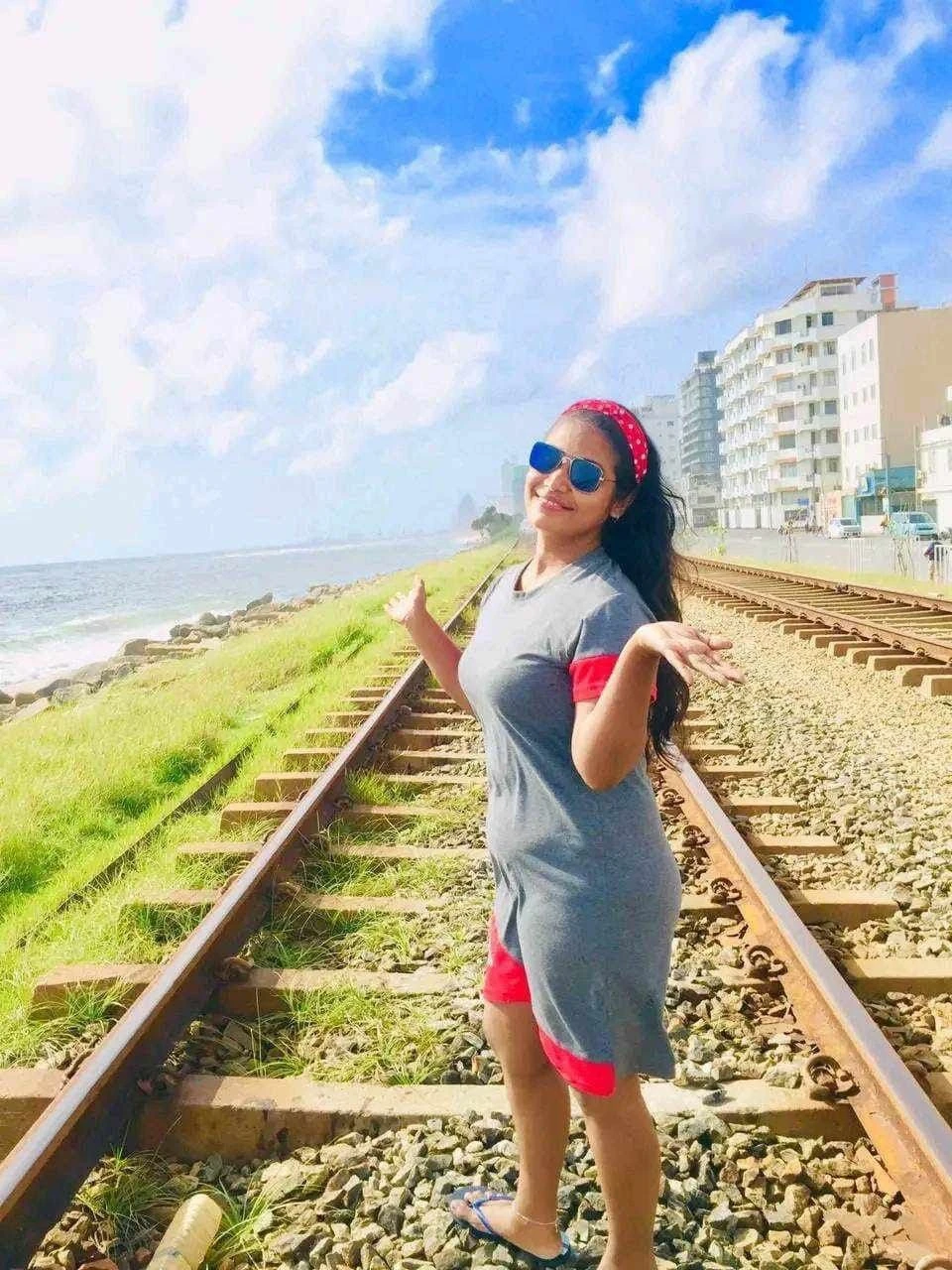 Nishaya – Sri Lankan escort in Colombo — 4 / 5