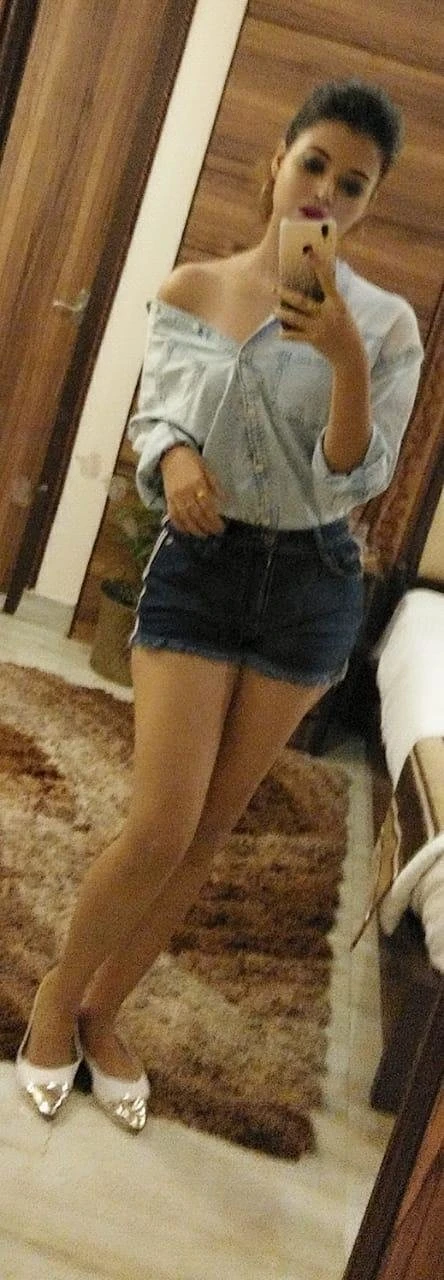 Tia Kapoor – Indian escort in New Delhi — 1 / 6