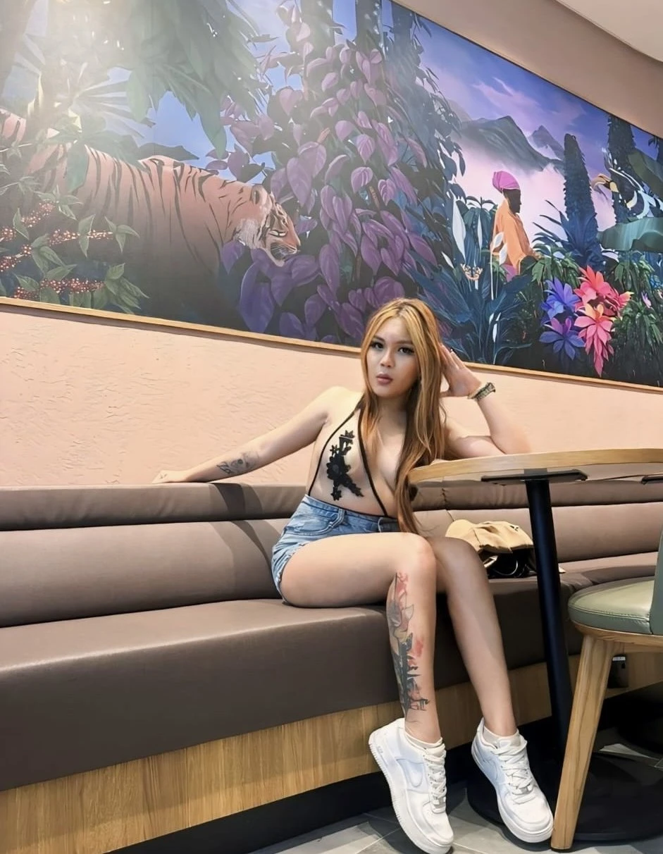 For “CamShow’’only Sweet Laviña – Singaporean escort in Mumbai — 9 / 21