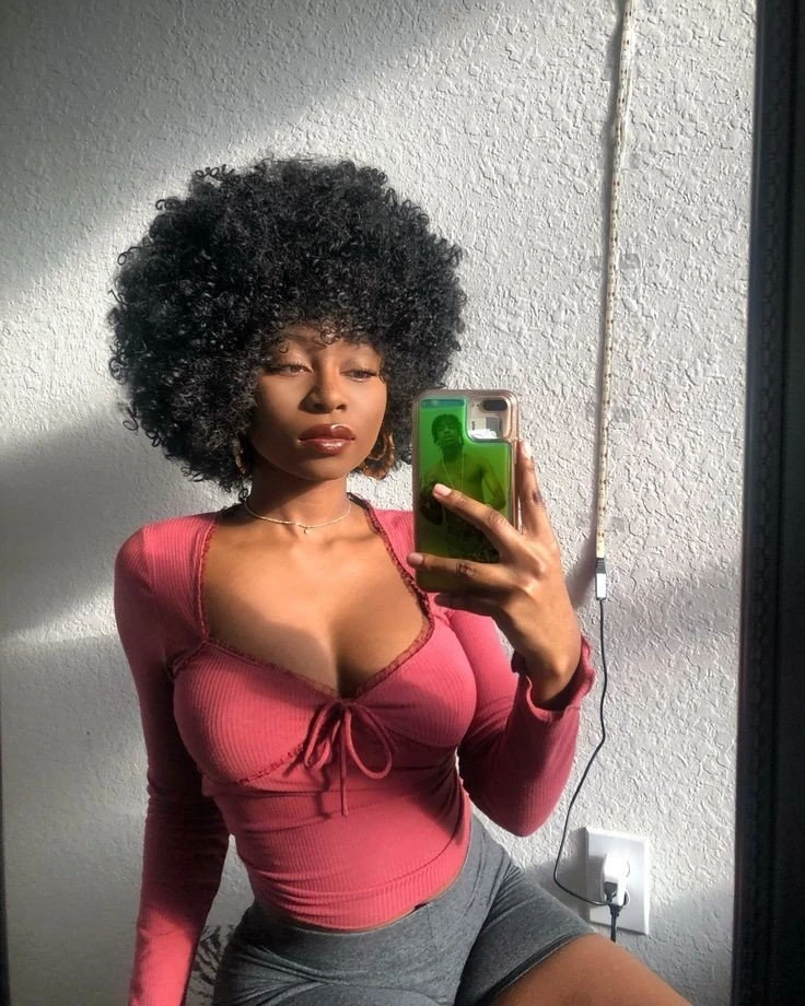 Suzy – Central African escort in Beirut — 3 / 4