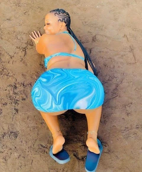 Icy – Central African escort in Abidjan — 2 / 3
