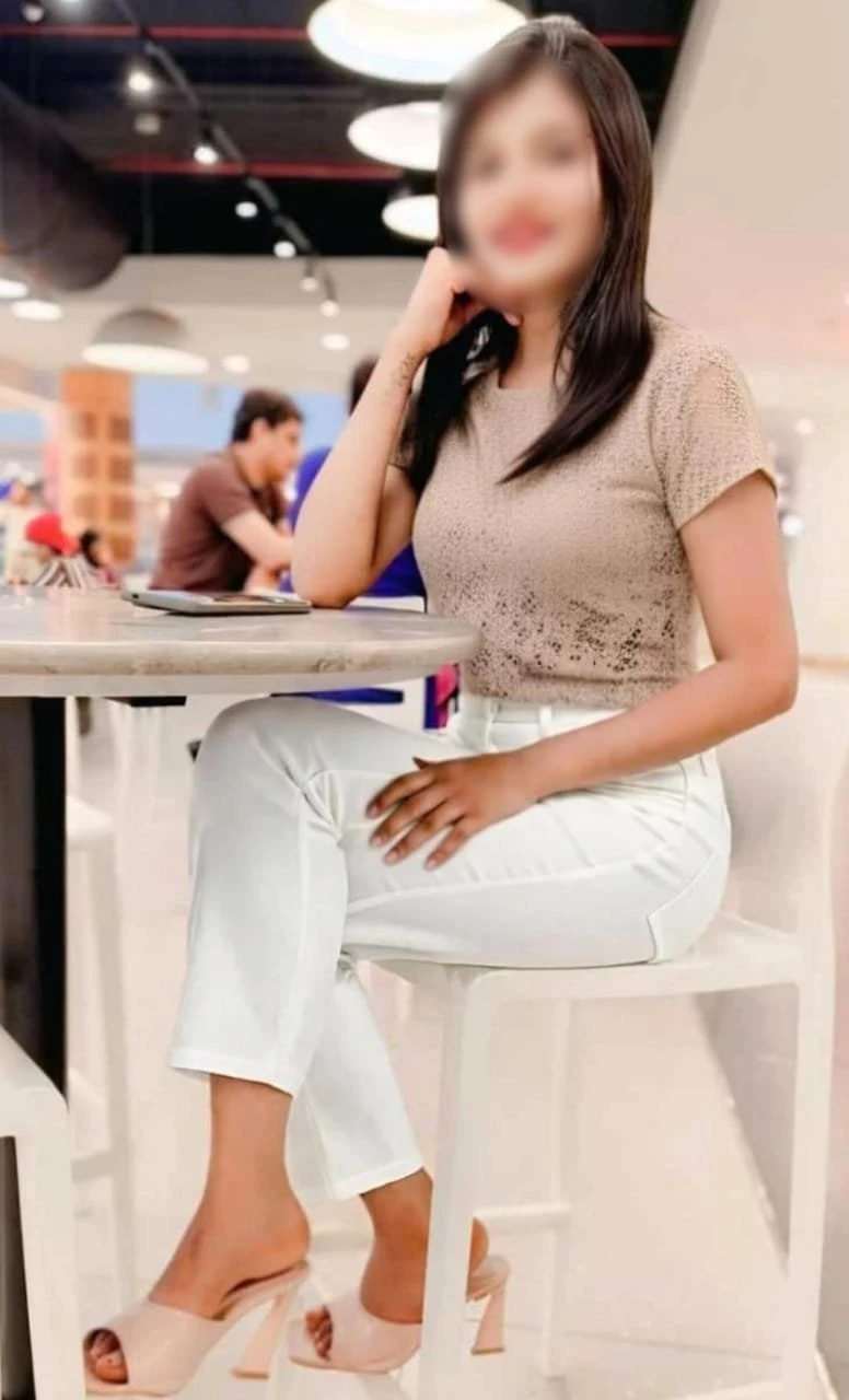 I am Raveena here real meet & cam – Indian escort in Mumbai — 1 / 12