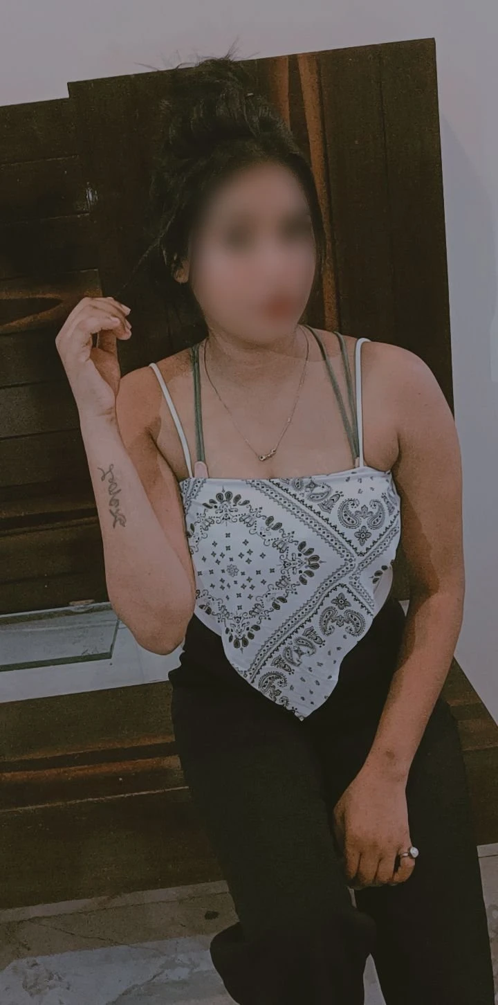 Webcam and real meet – Indian escort in Hyderabad — 2 / 5