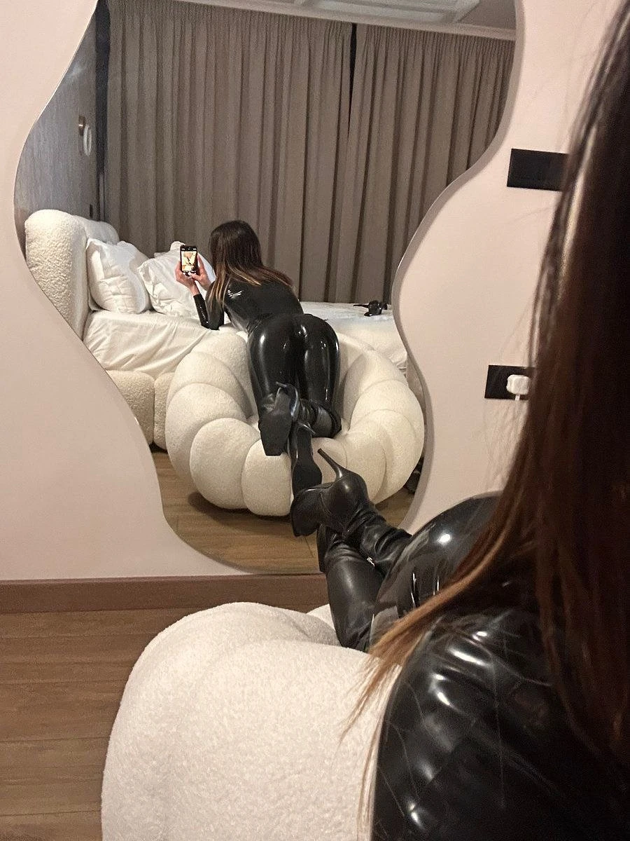 Goddess Zoe – British dominatrix in Da Nang — 6 / 7