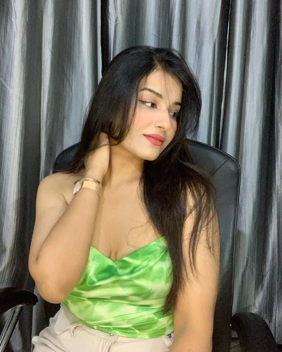 Janvi – Indian escort in Kochi — 2 / 3