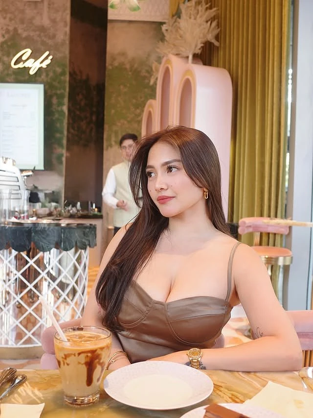 Ananya – Indian escort in Mumbai — 1 / 5