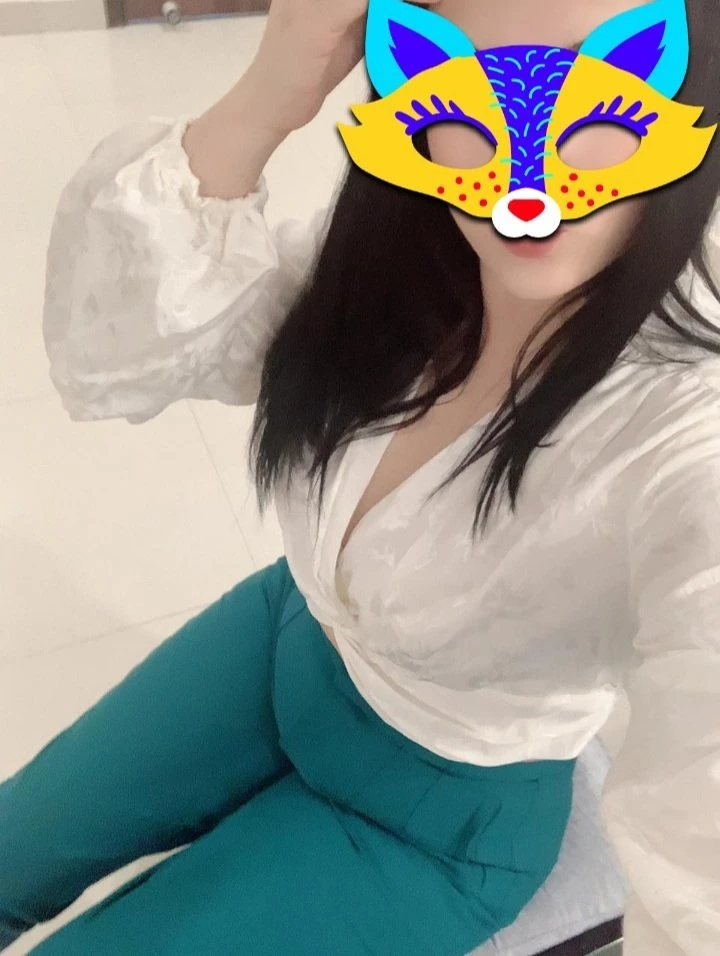 Kritika loyal Cam with face – Indian escort in New Delhi — 3 / 5