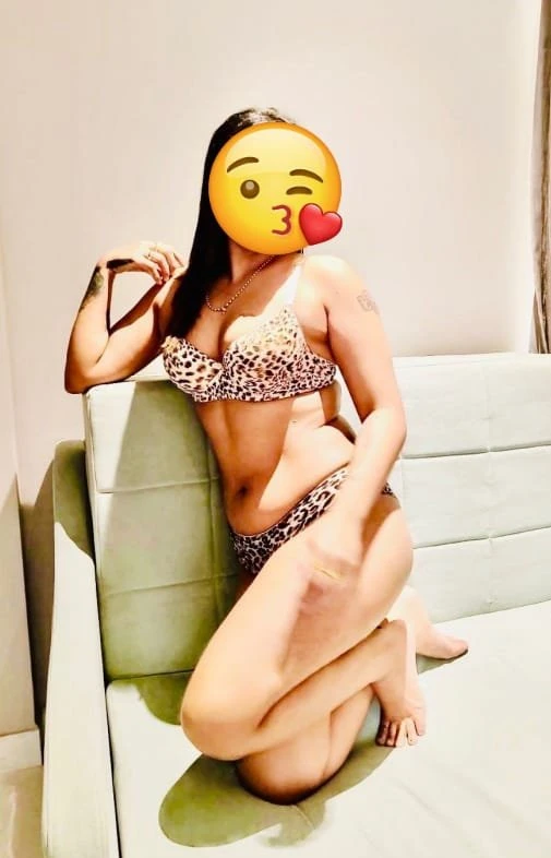 Real Meet and Cam Show 🤍 3 – Indian escort in Mumbai — 2 / 5
