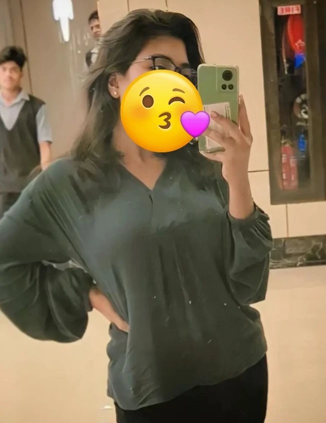 Cam session & real meet – Indian escort in Hyderabad — 3 / 4