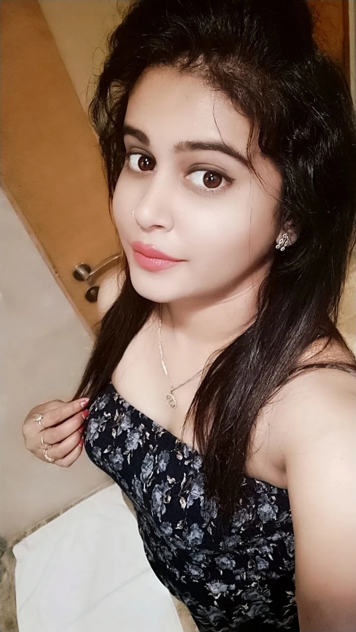 I Am Nisha 22. Real and Cam Session – Indian escort in New Delhi — 1 / 2