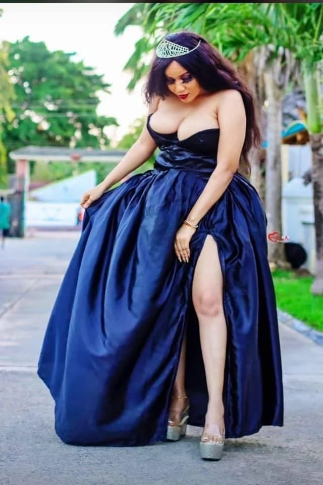 Samie – Ethiopian dominatrix in Kathmandu — 5 / 7