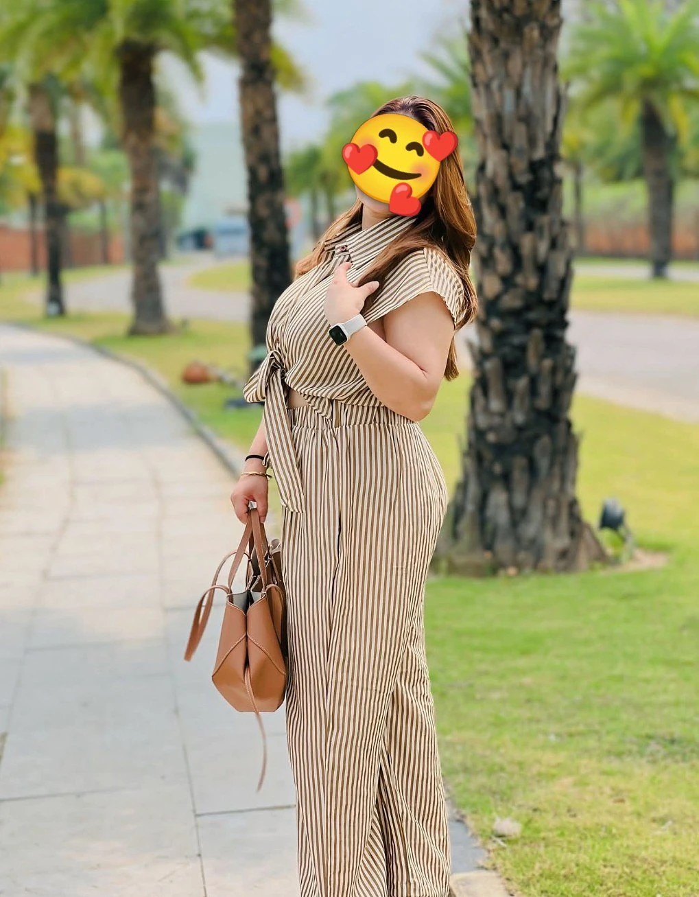 Hand cash served by independent girl – Nepalese escort in Kathmandu — 2 / 3